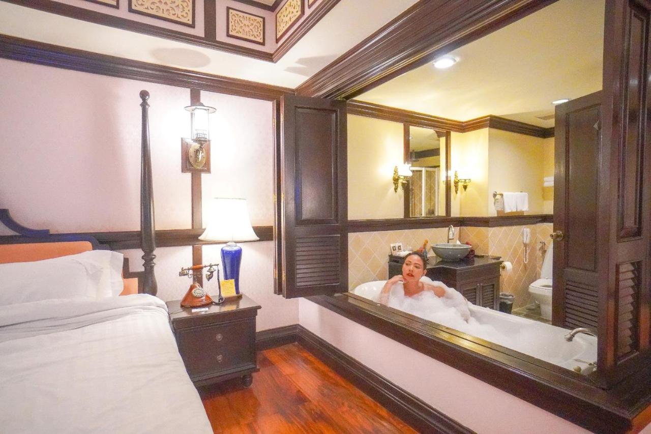 Wora Bura Hua Hin Resort & Spa Exterior foto A guest in a hotel room