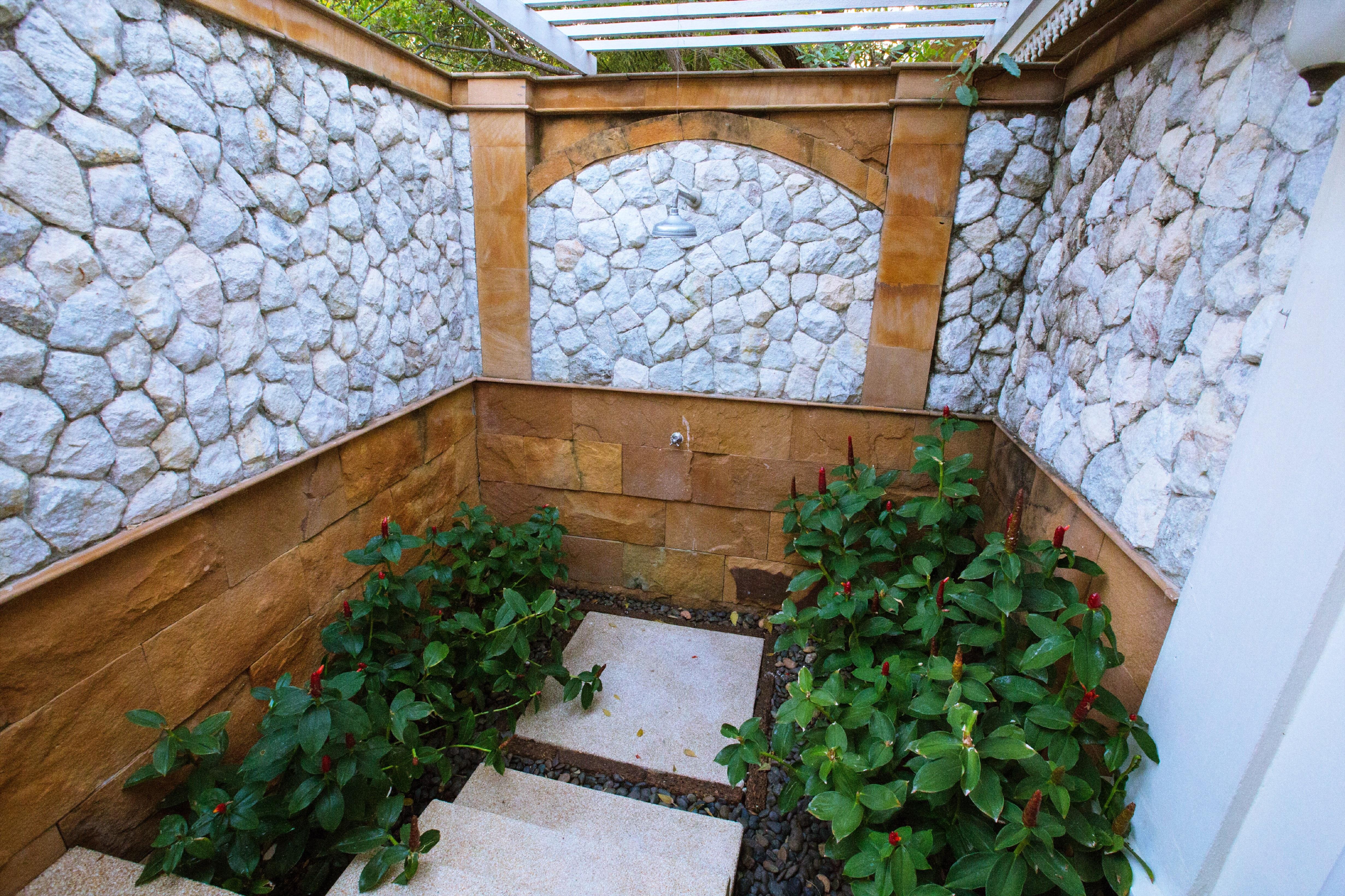 Wora Bura Hua Hin Resort & Spa Exterior foto A small garden in a private home