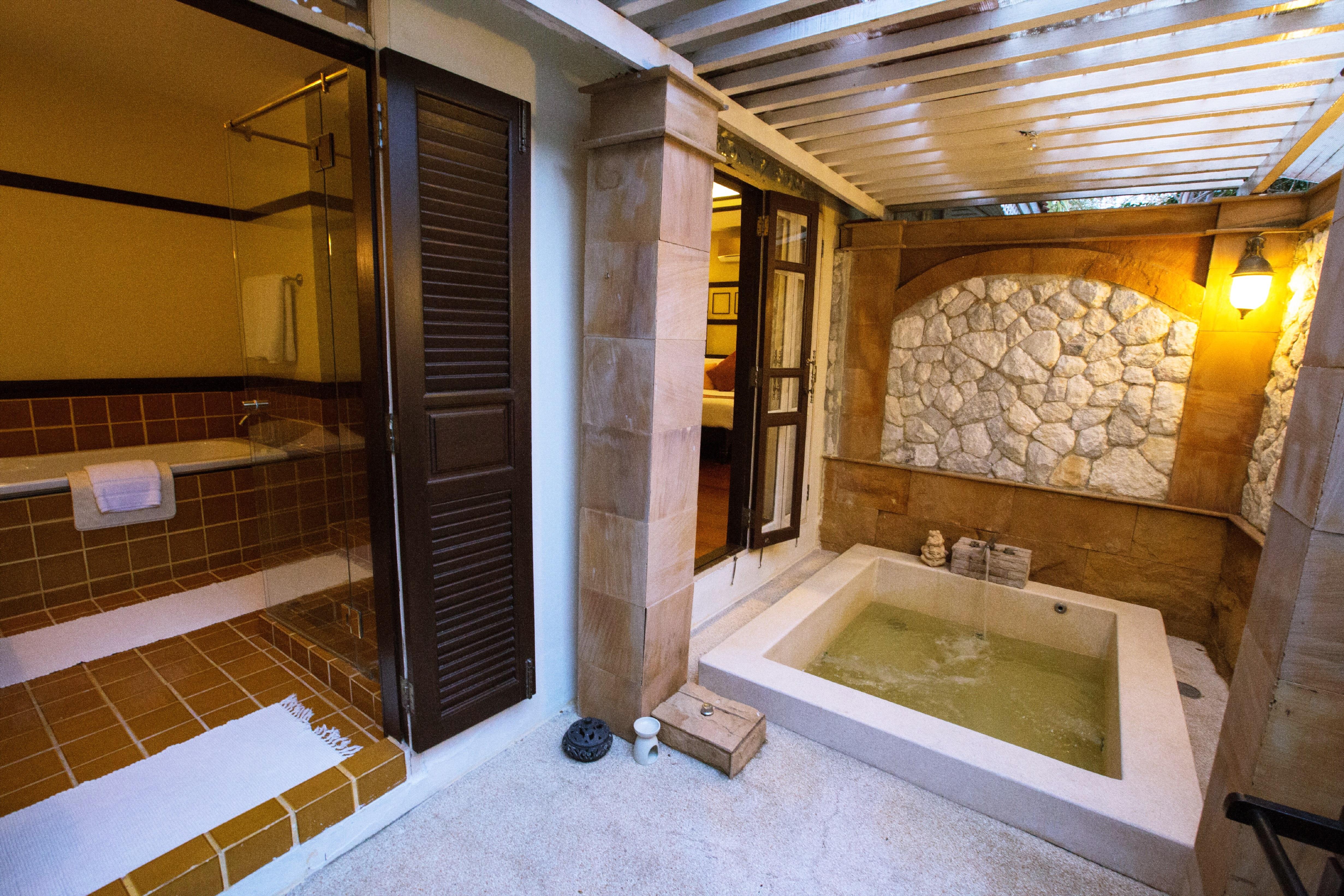 Wora Bura Hua Hin Resort & Spa Exterior foto A modern Japanese bathroom with a traditional soaking tub