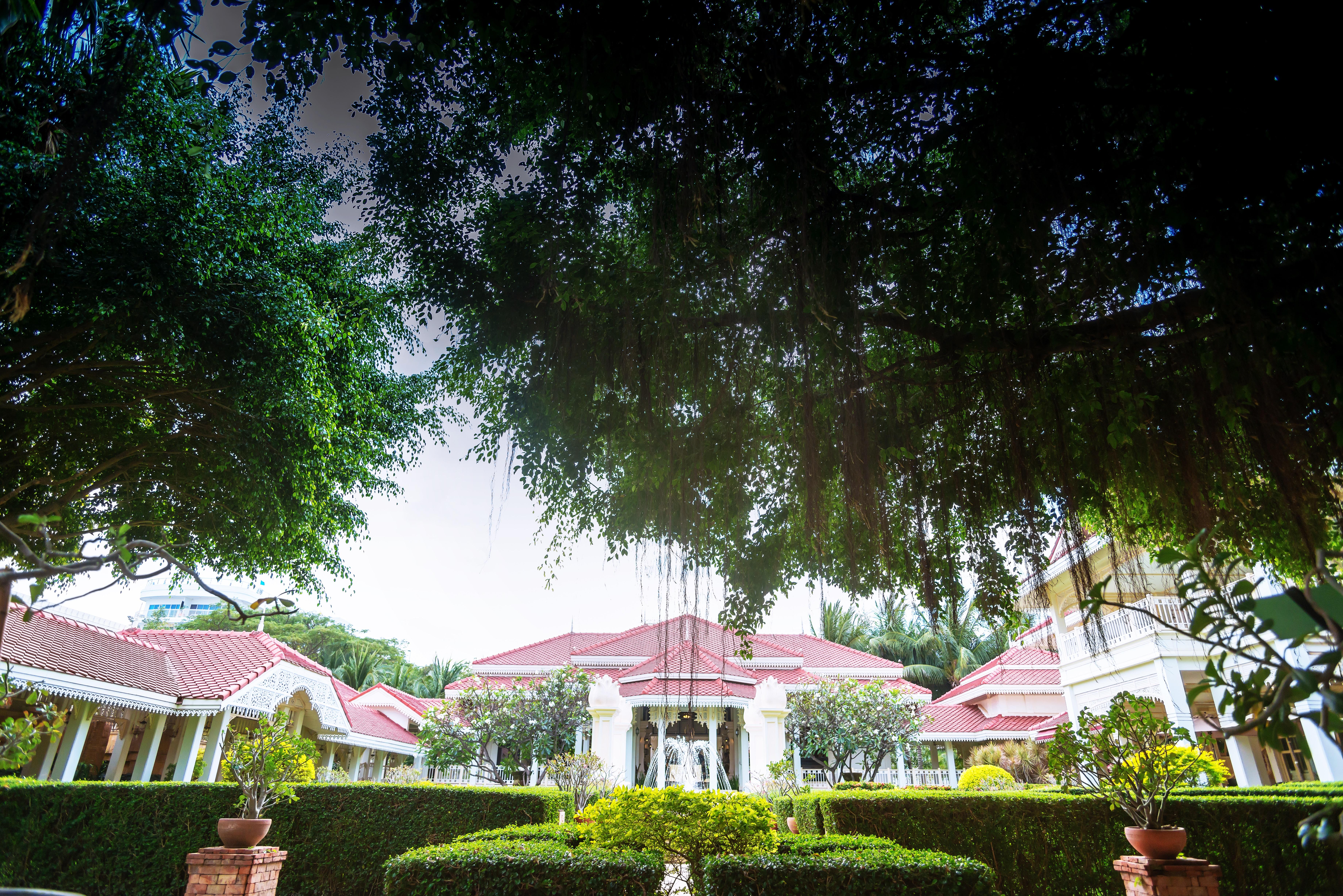 Wora Bura Hua Hin Resort & Spa Exterior foto The main building of the university