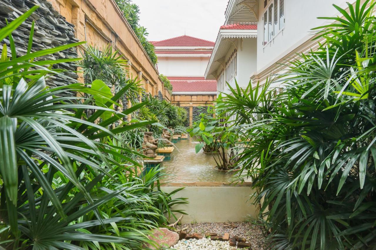 Wora Bura Hua Hin Resort & Spa Exterior foto The garden of the hotel