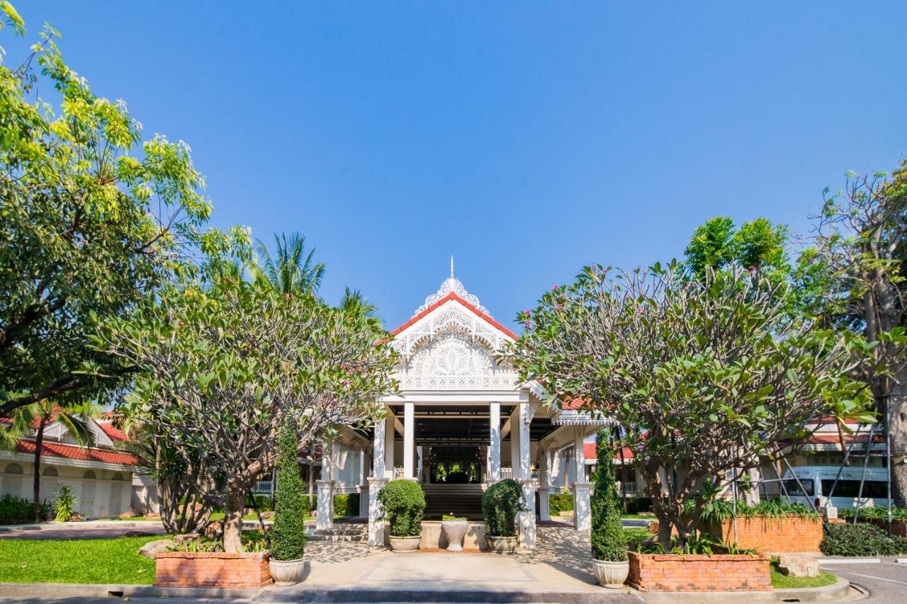 Wora Bura Hua Hin Resort & Spa Exterior foto The main entrance of the university