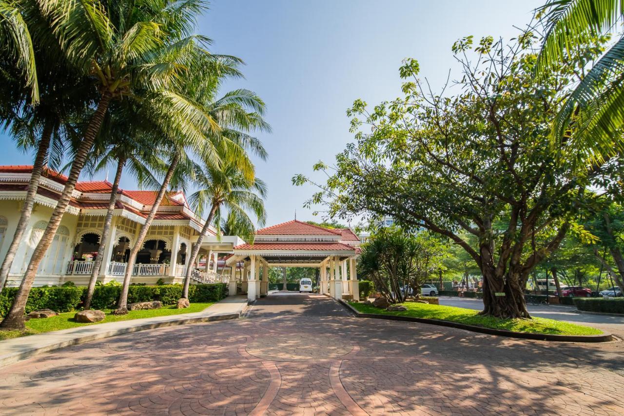 Wora Bura Hua Hin Resort & Spa Exterior foto The entrance of the Royal Thai Police Museum